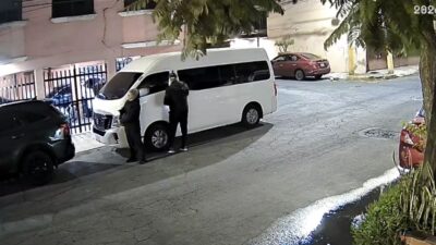 VIDEO: Par de criminales se llevan una combi de pasajeros estacionada en Edomex