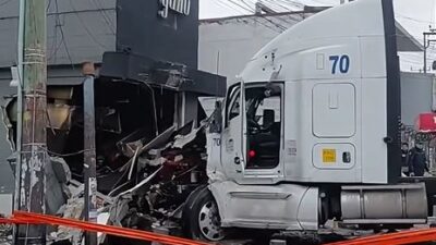 VIDEO: Chofer de pipa se queda ‘dormido’ y destroza rosticería ‘Santo Gallo’
