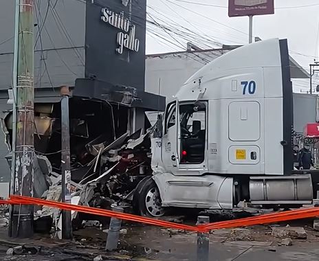 VIDEO: Chofer de pipa se queda ‘dormido’ y destroza rosticería ‘Santo Gallo’