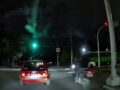 VIDEO. Motociclista se pasa el alto y se lleva a otro biker; ambos terminan graves