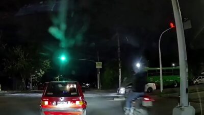 VIDEO. Motociclista se pasa el alto y se lleva a otro biker; ambos terminan graves