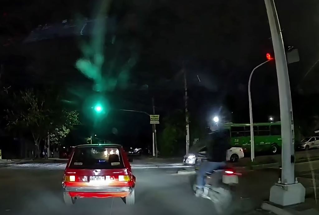 VIDEO. Motociclista se pasa el alto y se lleva a otro biker; ambos terminan graves