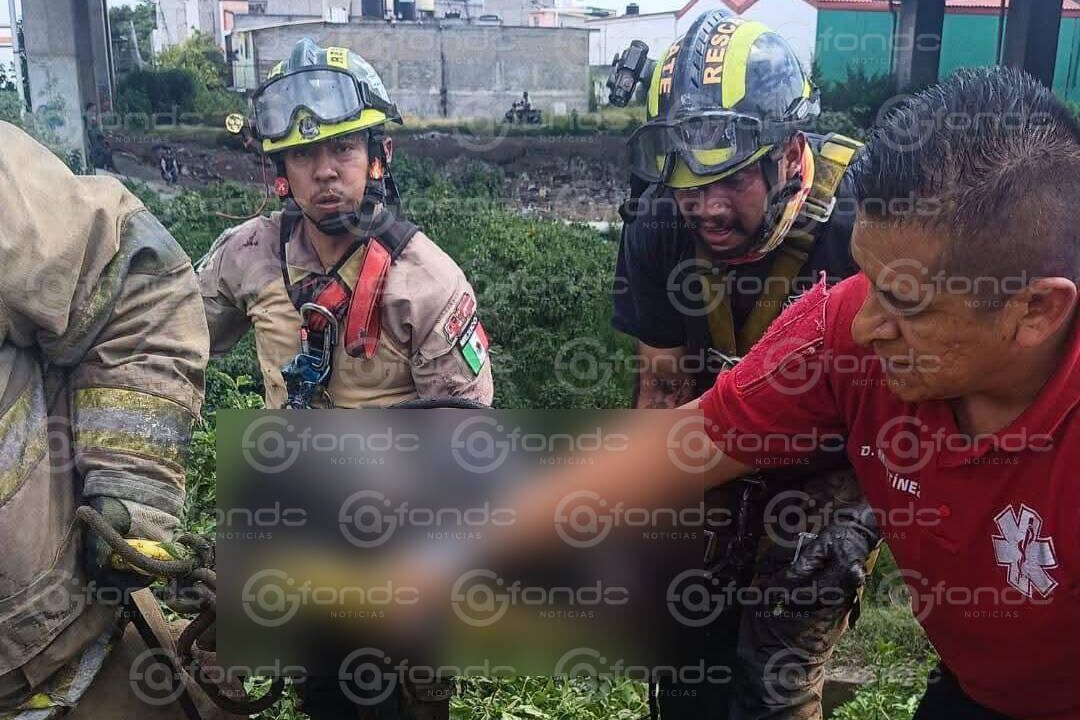 IMPACTANTE: Rescatan vivo a un hombre de las aguas negras de un canal en Edomex