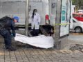VIDEO. Señora muere mientras esperaba el camión afuera del Metro