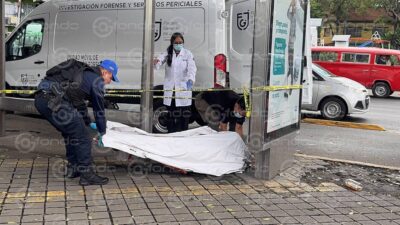 VIDEO. Señora muere mientras esperaba el camión afuera del Metro