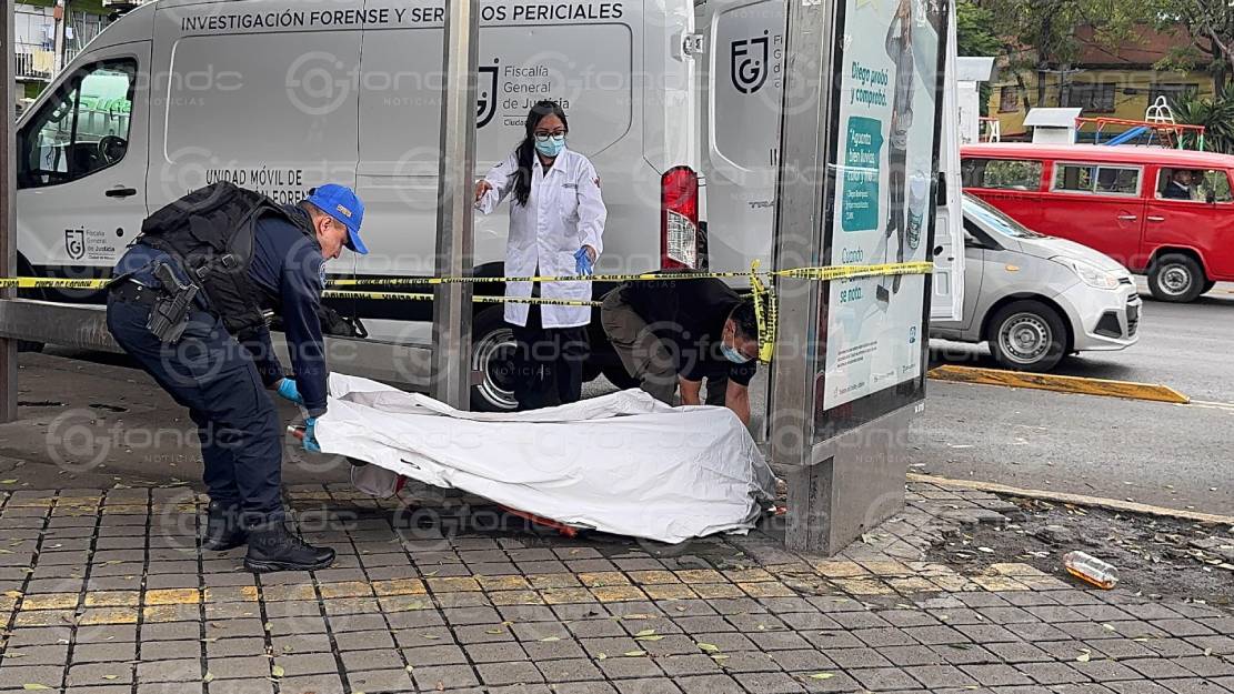 VIDEO. Señora muere mientras esperaba el camión afuera del Metro
