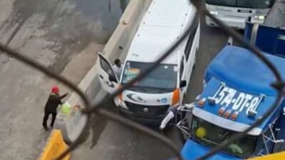 VIDEO. Chofer de camión de pasajeros y materialistas se ‘picudean’ y arriesgan vidas
