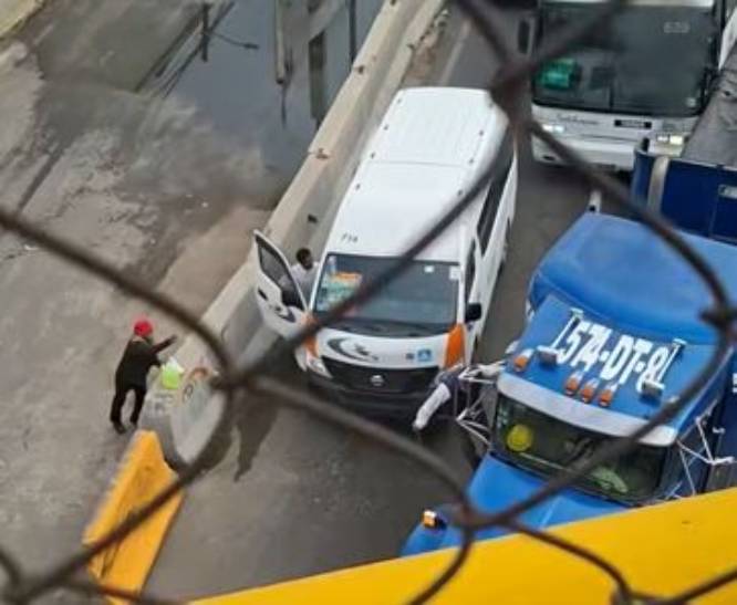 VIDEO. Chofer de camión de pasajeros y materialistas se ‘picudean’ y arriesgan vidas