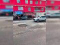 VIDEO. Súper bache provoca accidentes; vecinos piden que sea reparado