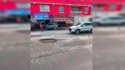 VIDEO. Súper bache provoca accidentes; vecinos piden que sea reparado