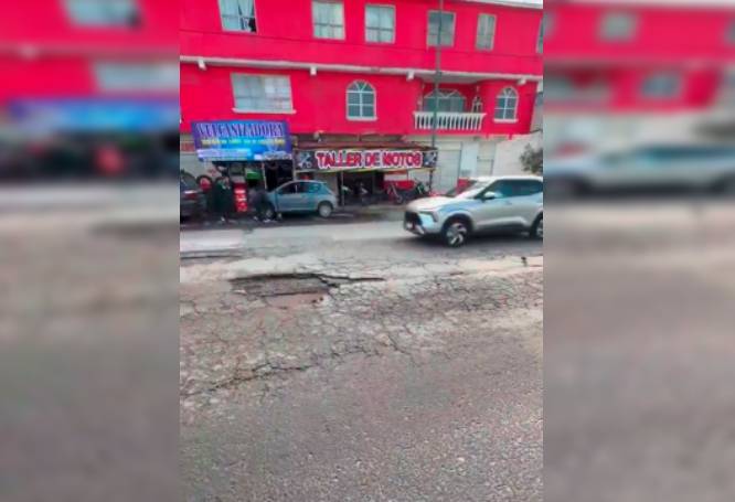VIDEO. Súper bache provoca accidentes; vecinos piden que sea reparado