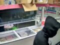 VIDEO: ‘¡Rápido!’; asaltantes amenazan a empleadas de una heladería