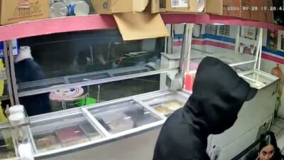 VIDEO: ‘¡Rápido!’; asaltantes amenazan a empleadas de una heladería