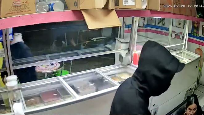 VIDEO: ‘¡Rápido!’; asaltantes amenazan a empleadas de una heladería