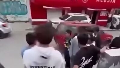 VIDEO: Chavos de prepa se dan todos contra todos a la hora de la salida