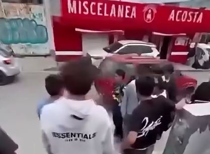 VIDEO: Chavos de prepa se dan todos contra todos a la hora de la salida