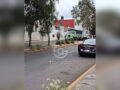 URGENTE: Matan a tiros a un hombre y termina debajo de un camión
