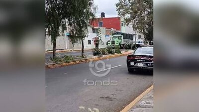 URGENTE: Matan a tiros a un hombre y termina debajo de un camión