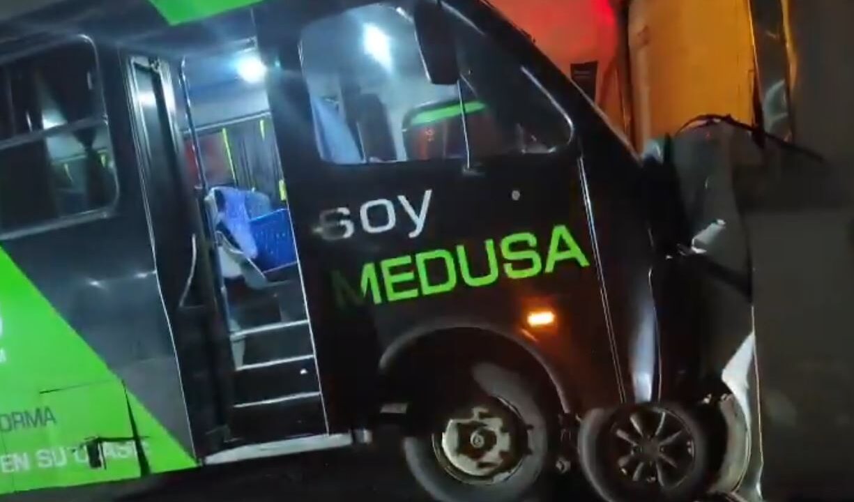 VIDEO: Chocan tráileres, un camión y otros vehículos en el Circuito Mexiquense; hay un prensado