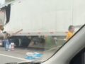 VIDEO: Pobladores destrozan tráiler accidentado para robar mercancía