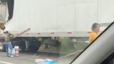 VIDEO: Pobladores destrozan tráiler accidentado para robar mercancía