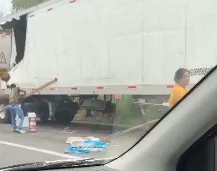 VIDEO: Pobladores destrozan tráiler accidentado para robar mercancía