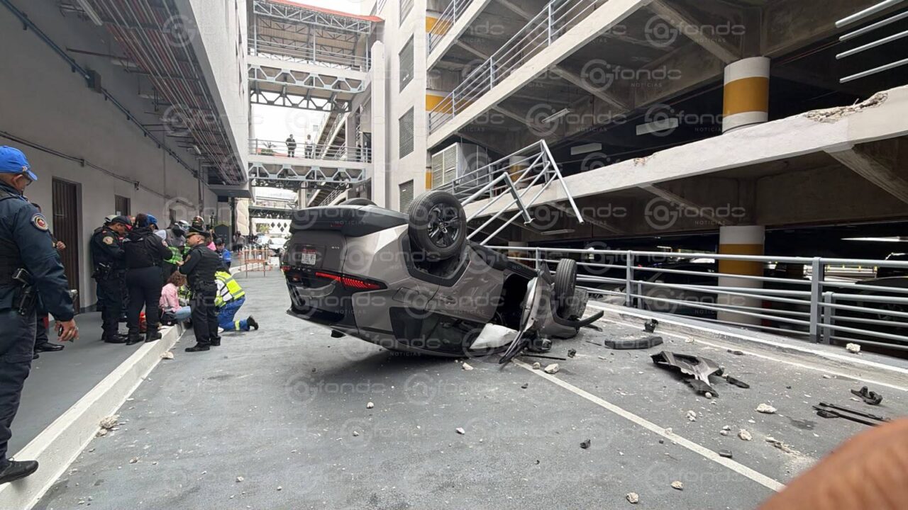 PÁNICO. Mujer pierde el control de su vehículo y cae dos pisos en una plaza comercial