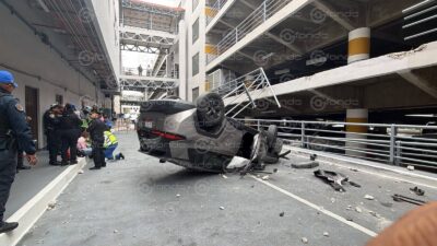PÁNICO. Mujer pierde el control de su vehículo y cae dos pisos en una plaza comercial