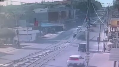 VIDEO: Patrullero se pasa la luz roja, arrolla a un hombre y lo deja grave