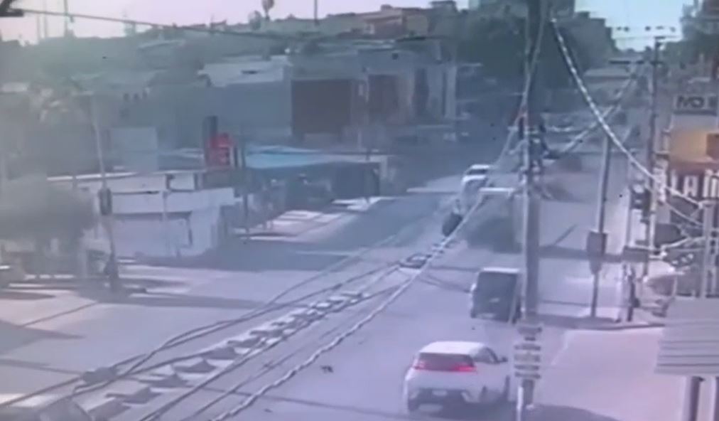 VIDEO: Patrullero se pasa la luz roja, arrolla a un hombre y lo deja grave