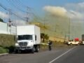 VIDEO: ‘Veneno en el aire’; graban fuerte fuga de ácido nítrico en la carretera