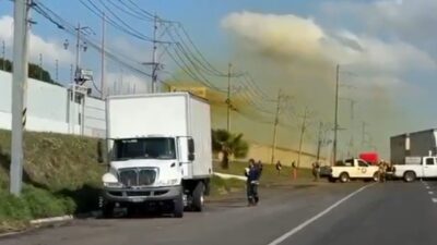 VIDEO: ‘Veneno en el aire’; graban fuerte fuga de ácido nítrico en la carretera