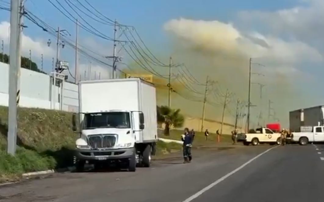 VIDEO: ‘Veneno en el aire’; graban fuerte fuga de ácido nítrico en la carretera