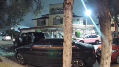 VIDEO: Ladrones de autopartes se llevan piezas al mayoreo en calles de Edomex