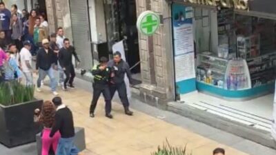 VIDEO: ‘¡Ya déjenlos!’; sujetos dan brutal golpiza a policía y un guardia de seguridad