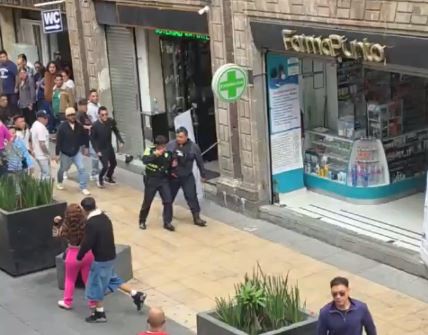VIDEO: ‘¡Ya déjenlos!’; sujetos dan brutal golpiza a policía y un guardia de seguridad