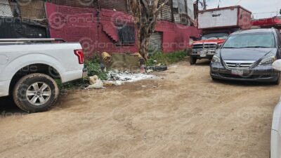 VIDEO. Un aroma fétido alertó a tianguistas que encontraron bolsas con dos cuerpos en Ecatepec