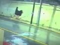 VIDEO: Barda de una casa colapsa y se derrumba en cuestión de segundos
