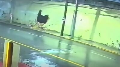 VIDEO: Barda de una casa colapsa y se derrumba en cuestión de segundos
