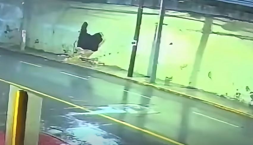 VIDEO: Barda de una casa colapsa y se derrumba en cuestión de segundos