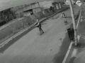 VIDEO: Criminales armados le quitan su scooter eléctrico a un joven trabajador