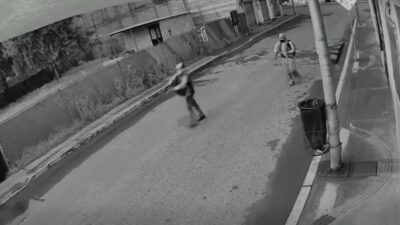 VIDEO: Criminales armados le quitan su scooter eléctrico a un joven trabajador