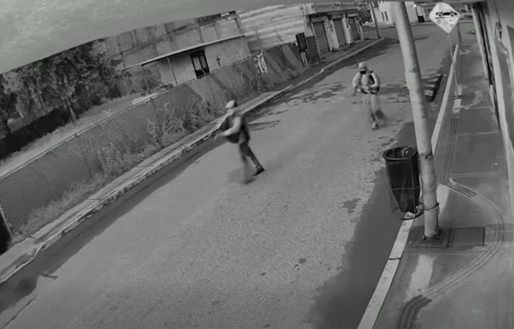 VIDEO: Criminales armados le quitan su scooter eléctrico a un joven trabajador