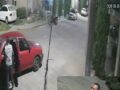 VIDEO: Sujeto en auto usa las casas de sus vecinos como basurero personal