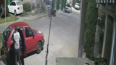 VIDEO: Sujeto en auto usa las casas de sus vecinos como basurero personal