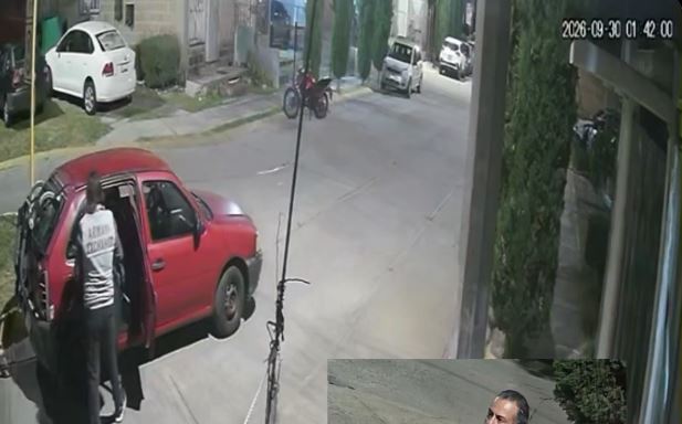 VIDEO: Sujeto en auto usa las casas de sus vecinos como basurero personal