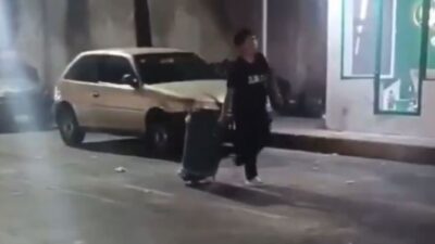 VIDEO: Señora saca la basura de su casa y la vacía sin pena en la calle