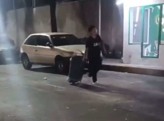 VIDEO: Señora saca la basura de su casa y la vacía sin pena en la calle