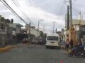 VIDEO: Mujer iba con sus tres hijos en una motoneta hasta que perdió el control