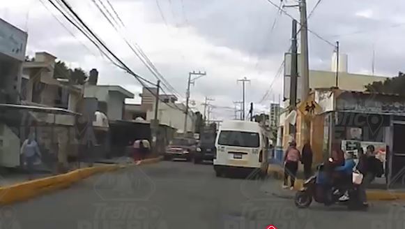 VIDEO: Mujer iba con sus tres hijos en una motoneta hasta que perdió el control